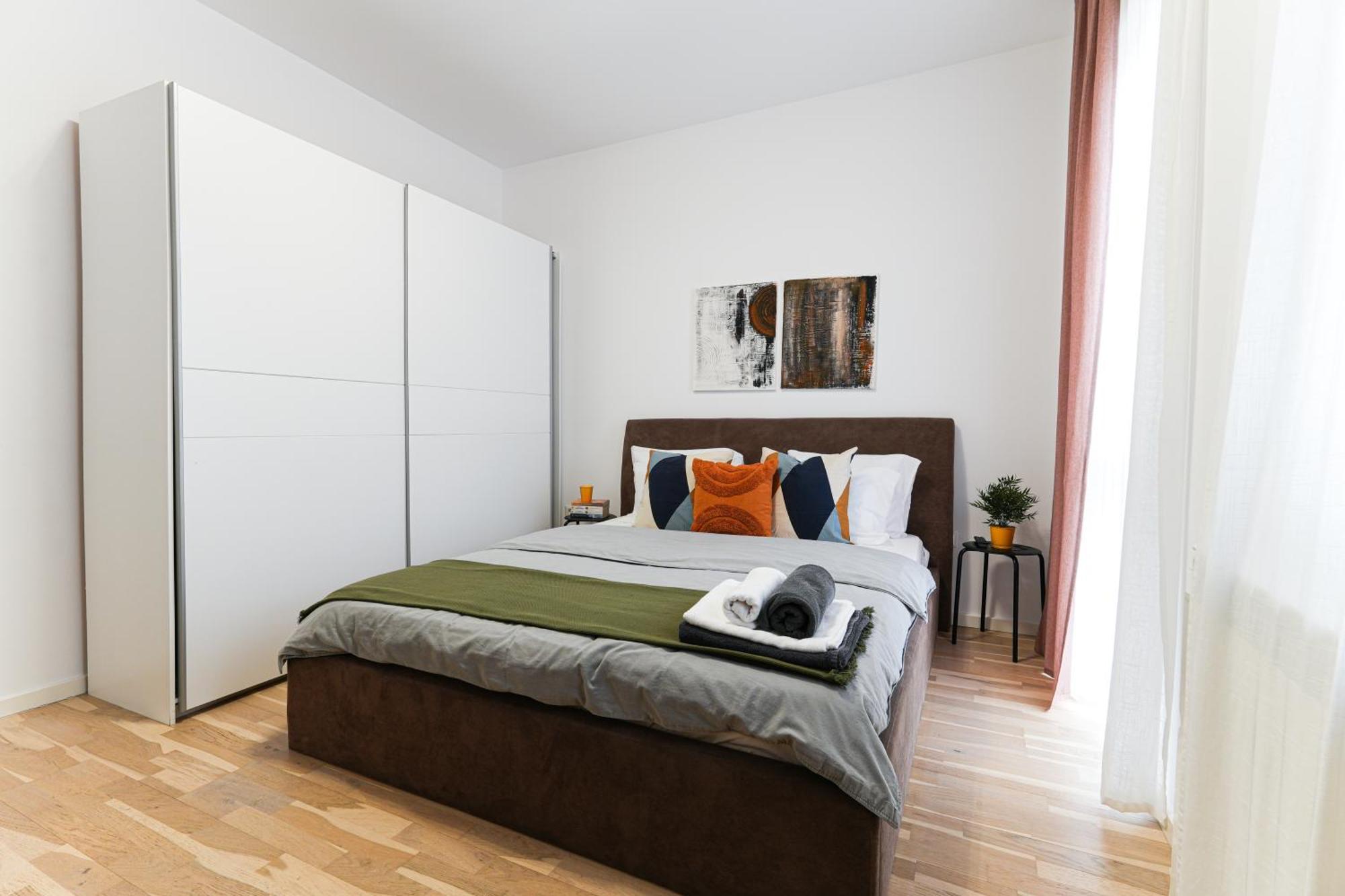 Amalia - Quiet 1br With Parking & Wi-fi * Bucharest