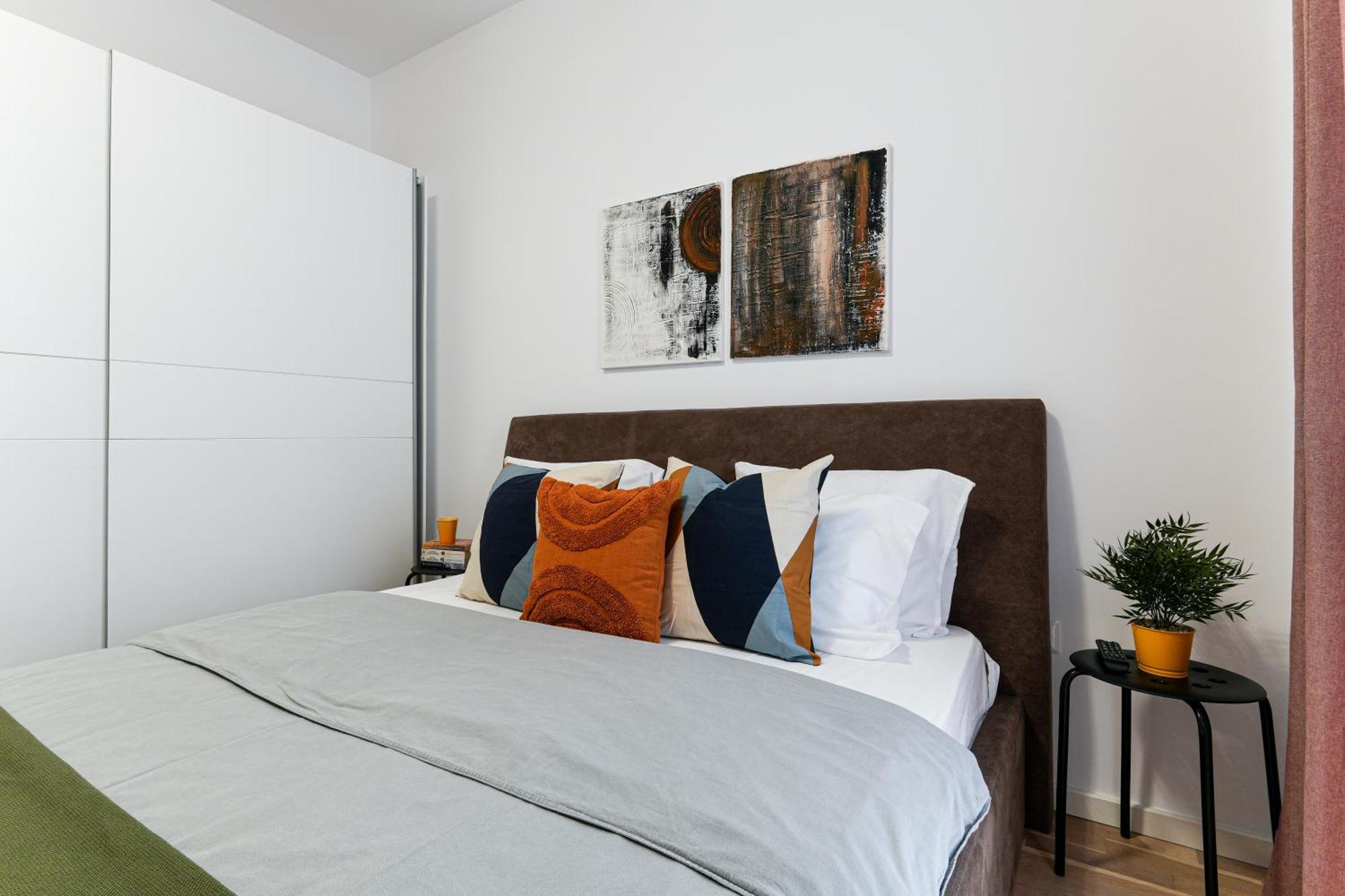 Amalia - Quiet 1br With Parking & Wi-fi * Bucharest